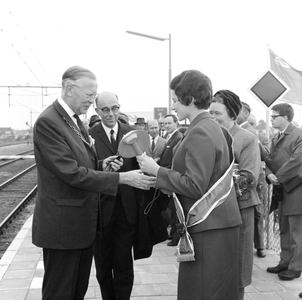 171845 Afbeelding van de opening van het nieuwe N.S.-station Haren te Haren, met N.S.-ambassadrice Jeanne Vollemans die ...